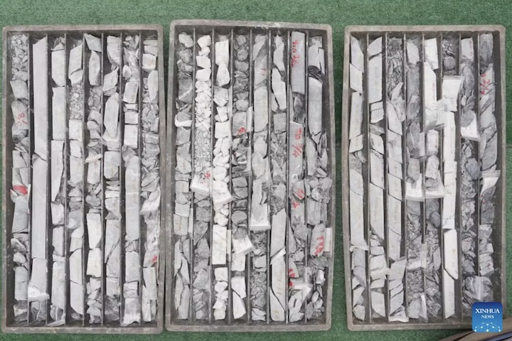 Internamente, especialistas acreditam que a exploração da mina poderá estimular o crescimento econômico e atrair investimentos, gerando benefícios às comunidades próximas. 