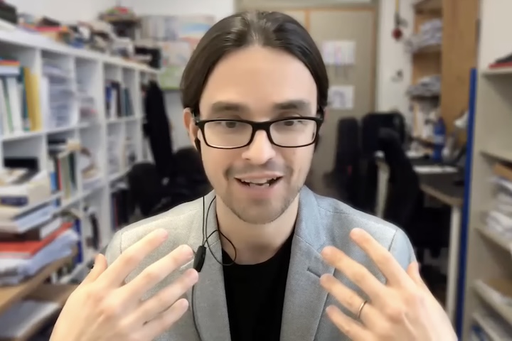 O caso aconteceu com o cientista Álex Gómez Marín. Ele sofreu uma hemorragia interna e chegou a ficar 