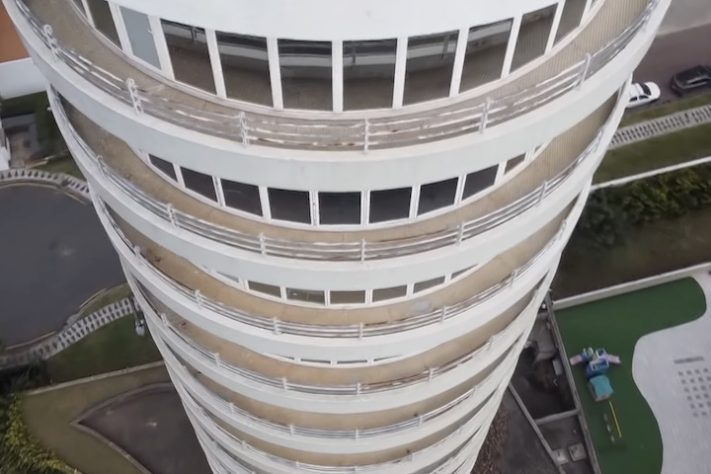 Primeiro prédio giratório do mundo construído em Curitiba está abandonado após 20 anos - Reprodução/SBT