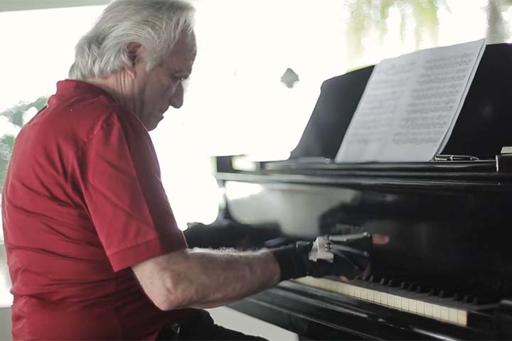 Em 2012, Martins passou por uma cirurgia cerebral que implantou eletrodos conectados a um estimulador eletrônico no peito, ajudando-o a recuperar parte dos movimentos da mão esquerda, que havia ficado atrofiada por uma década.