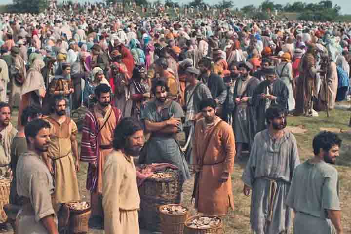 Jenkins já comentou em entrevistas que o objetivo era criar algo que pudesse ser “maratonado”, como séries usuais de streaming, e que também permitisse ao público sentir-se imerso na jornada dos protagonistas.
