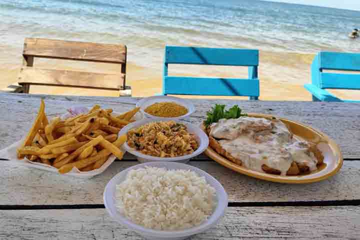 A vila em si é acolhedora e pequena - com infraestrutura simples, mas charmosa -, o que a torna perfeita para desacelerar, caminhar à beira do rio e provar a culinária regional. 
