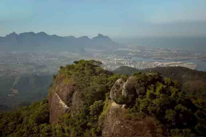 Ela, portanto, atua também como esponja hídrica. Afinal, pode infiltrar chuva, alimentar aquíferos e aplanar picos de vazão que causariam enchentes.