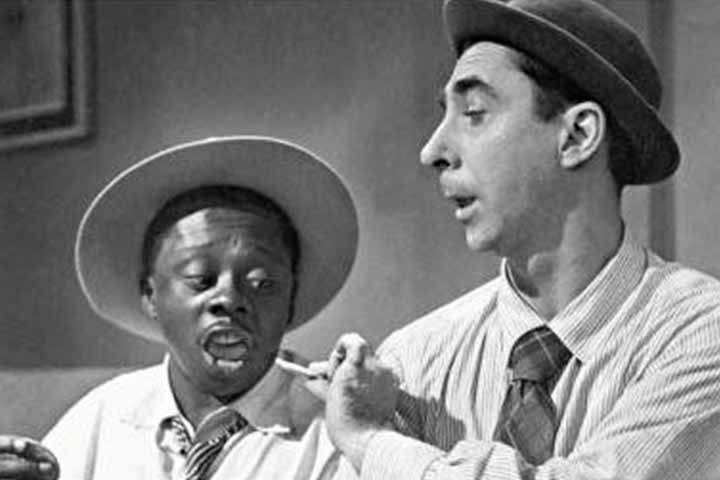 No campo cinematográfico, Grande Otelo iniciou suas participações já em 1935, no filme “Noites Cariocas”. Mas foi durante o período das chanchadas, nas décadas de 1940 e 1950, que consolidou seu lugar no cinema nacional, sobretudo por sua parceria com o comediante Oscarito. Juntos, eles protagonizaram sucessos que marcaram a cultura popular brasileira como 