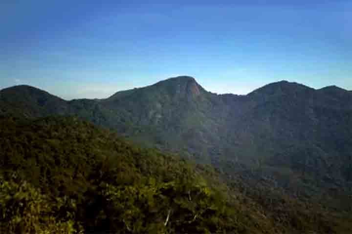 Ponto mais alto da cidade maravilhosa, com 1.025 metros de altitude, o Pico da Pedra Branca está localizado bem na divisa entre os bairros cariocas de Campo Grande e Jacarepaguá.