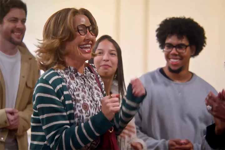 Na atração, ela se converte em diferentes personagens com o objetivo de se aproximar e conhecer histórias de mulheres comuns, mas com trajetórias emocionantes.
