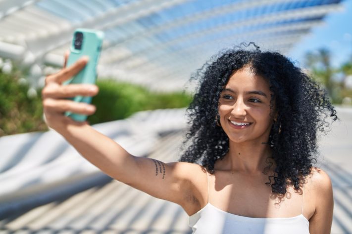 Mulher jovem tira selfie - Freepik/krakenimages.com