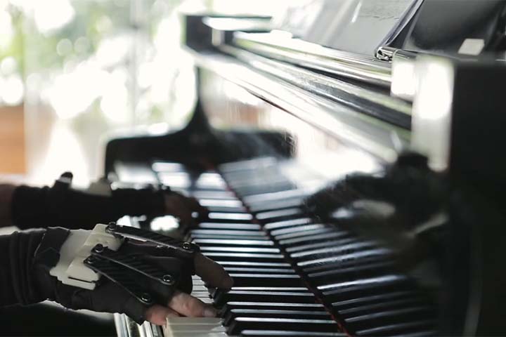 O uso do pianista correpetidor, como é conhecido o músico que trabalha principalmente com cantores, atores e bailarinos durante processos de ensaio, é comum. Ele acompanha intérpretes em ensaios e os ajuda a estudar repertórios vocais ou cênicos. Ele toca as partes instrumentais ao piano, guia questões de ritmo, afinação, respiração e interpretação, além de ajustar o andamento conforme as necessidades do artista.
