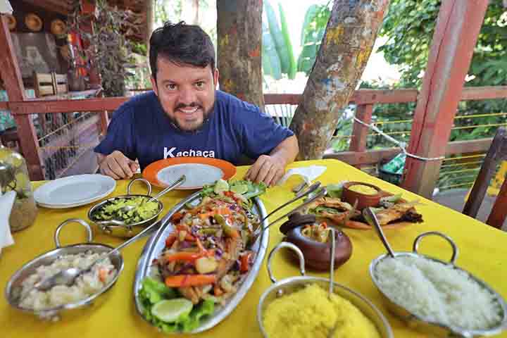 Na vila, a gastronomia também surpreende. Peixes amazônicos como o tambaqui e o pirarucu são presença garantida, acompanhados de sabores regionais típicos como o jambu, o tucupi ou o tacacá - ingredientes que trazem o sabor e a identidade da floresta. 
