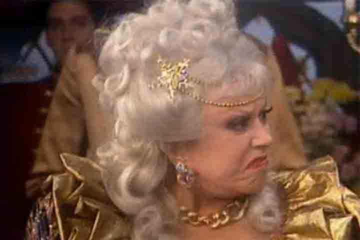 O final dos anos 1980 trouxe uma nova fase de reconhecimento para a artista. Com o fim do regime militar e o consequente abrandamento da censura, Dercy passou a integrar a bancada de jurados em programas de auditório, inclusive nos de Silvio Santos, e voltou a aparecer em novelas da TV Globo, como a participação especial em “Que Rei Sou Eu?