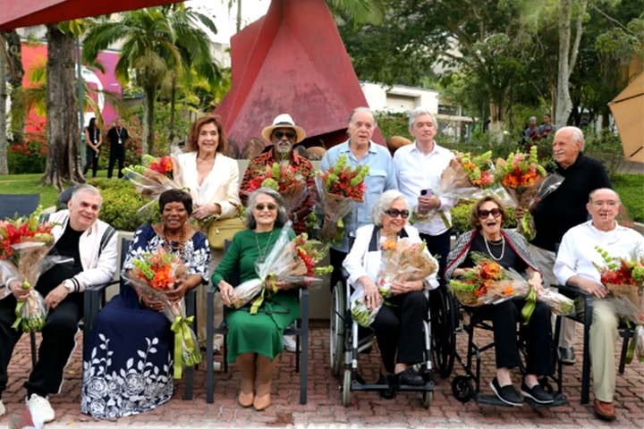 Um dos momentos mais emocionantes do evento foi justamente a chegada de Laura Cardoso. A experiente atriz marcou a inauguração da Calçada da Fama e encantou quem estava presente com sua vitalidade e carisma, aos 98 anos. 