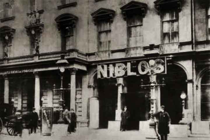 A virada do século trouxe prosperidade a Nova York e impulsionou a vida noturna da cidade. 
