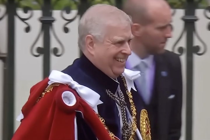 Andrew, que já havia renunciado a certos deveres reais no início de outubro, continua negando ter tido qualquer conduta imprópria.  