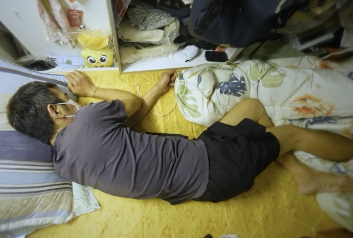 Em Hong Kong, a falta de moradias acessíveis levou milhares de pessoas a viverem nos chamados “apartamentos-caixão”.