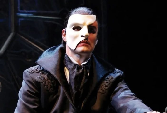 Morre ator Ben Lewis, conhecido por interpretar o protagonista de O Fantasma da Ópera no teatro – Reprodução/YouTube