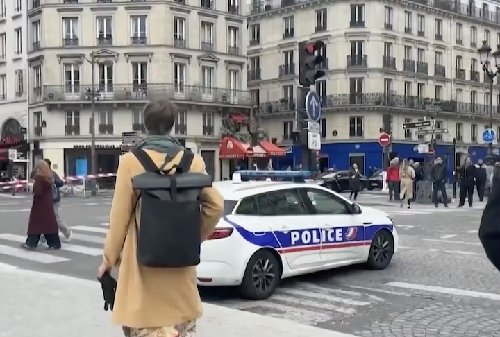 Segundo o governo francês, os ladrões estavam armados e carregavam motosserras de pequeno porte.