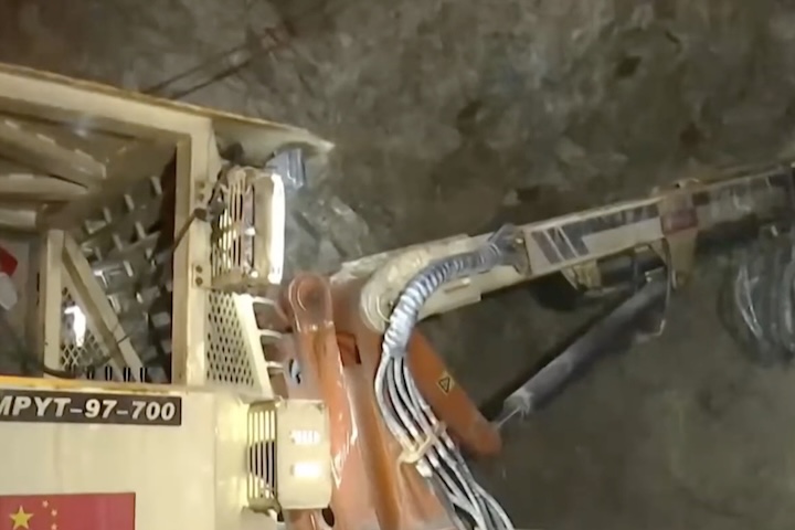 Apesar do enorme potencial, a extração em grandes profundidades impõe desafios técnicos e custos elevados de operação. 