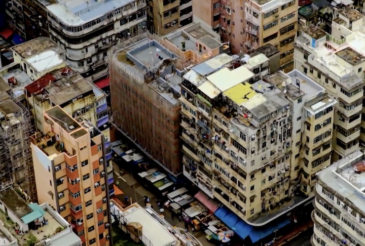 Paradoxalmente, em meio a tanta riqueza, o espaço é tão escasso que cemitérios verticais e crematórios automatizados foram criados para lidar com a falta de terreno. 