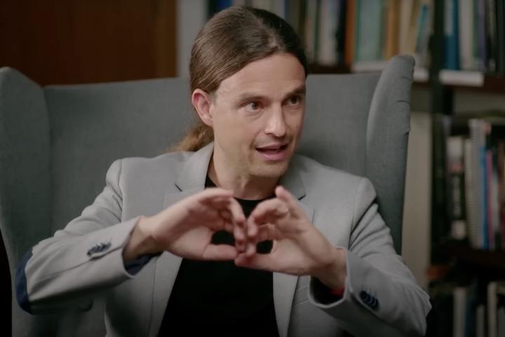 Ele descreveu o breve intervalo como transformador e 