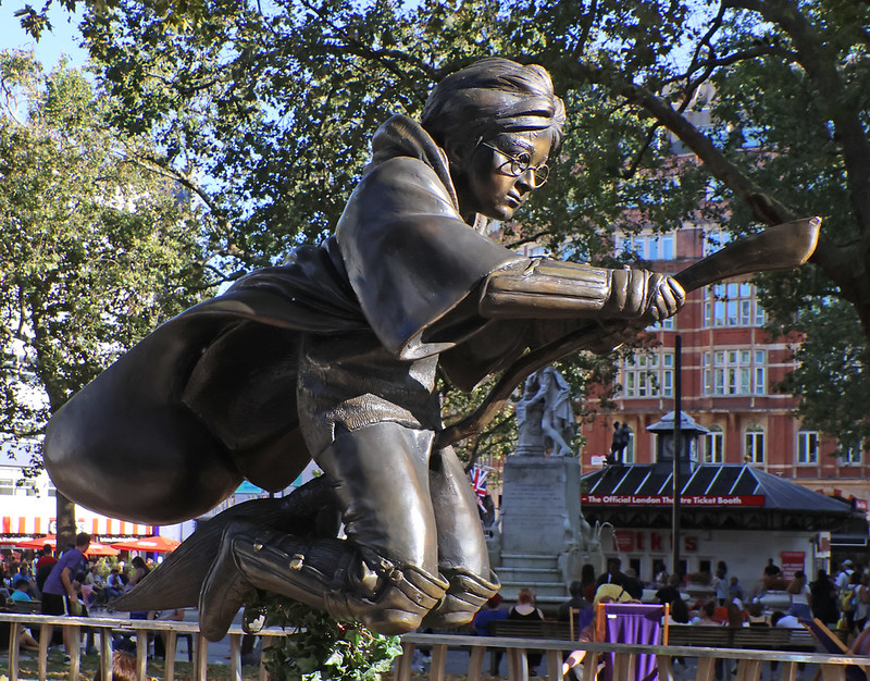 A inauguração ocorrerá em 17 de novembro e se juntará a outras representações famosas do cinema na praça, como Paddington Bear, Mary Poppins e Harry Potter.