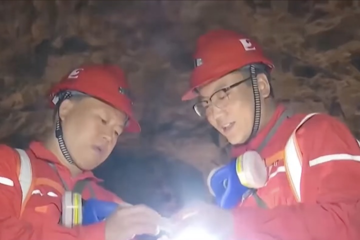 Essa falha favoreceu o acúmulo de ouro em rochas de quartzo e ardósia alterada, típicas de sistemas hidrotermais.