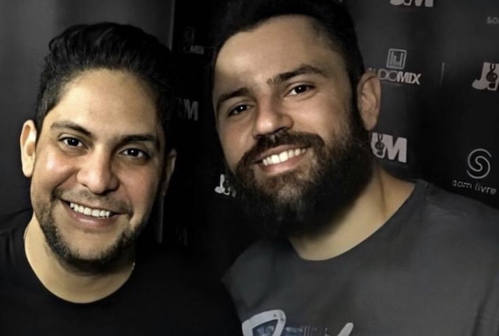 A parceria foi formalizada em 2005, com o primeiro show oficial em 26 de maio de 2005, em uma boate de Itumbiara para um público universitário.