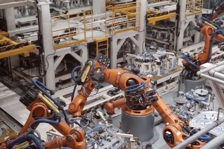 A fábrica tem capacidade para produzir 200 mil carros por ano, operando com 2 mil trabalhadores e cerca de 300 robôs. 