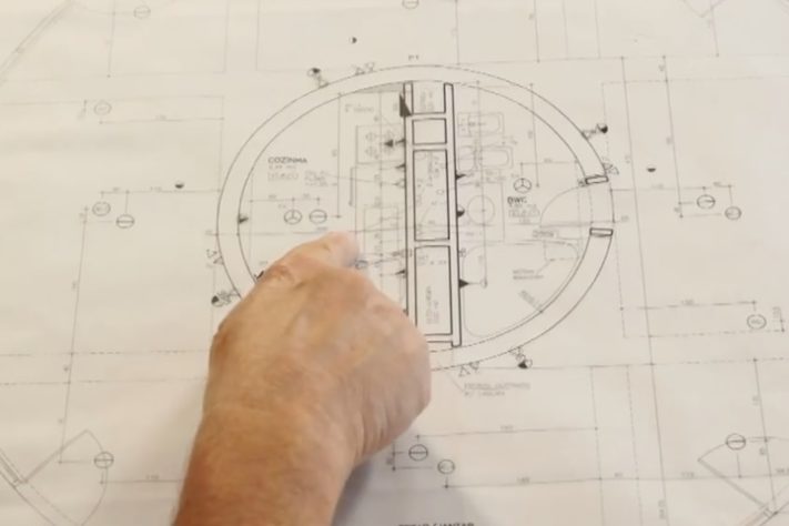 Primeiro prédio giratório do mundo construído em Curitiba está abandonado após 20 anos - Reprodução/TV Globo