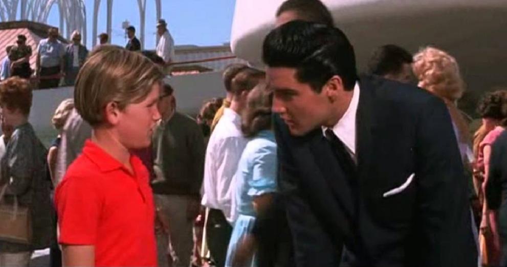 Um fato curioso é que Kurt Russell fez sua estreia no cinema ao lado do cantor e ator Elvis Presley, no filme 