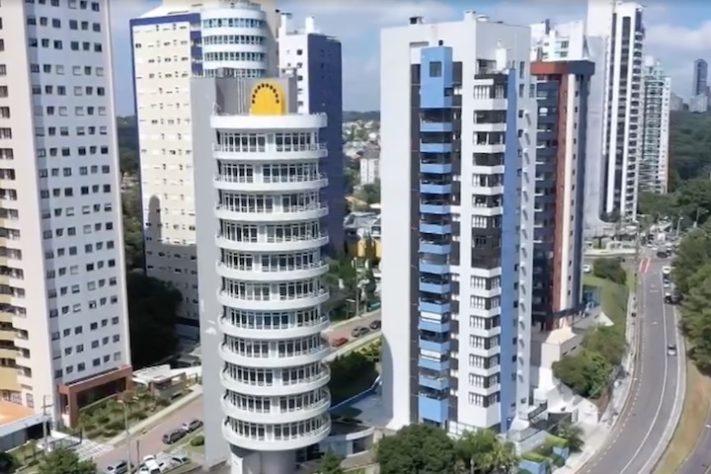 Primeiro prédio giratório do mundo construído em Curitiba está abandonado após 20 anos - Reprodução/TV Globo