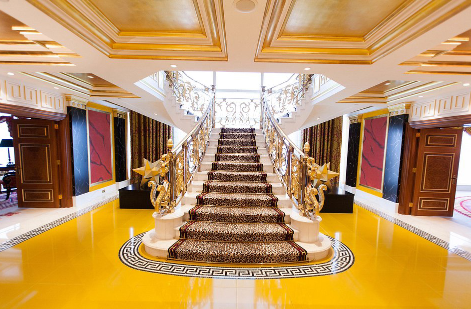 Tapetes persas, escadas de mármore e tecnologia de ponta compõem os ambientes, desenhados para oferecer conforto e ostentação.