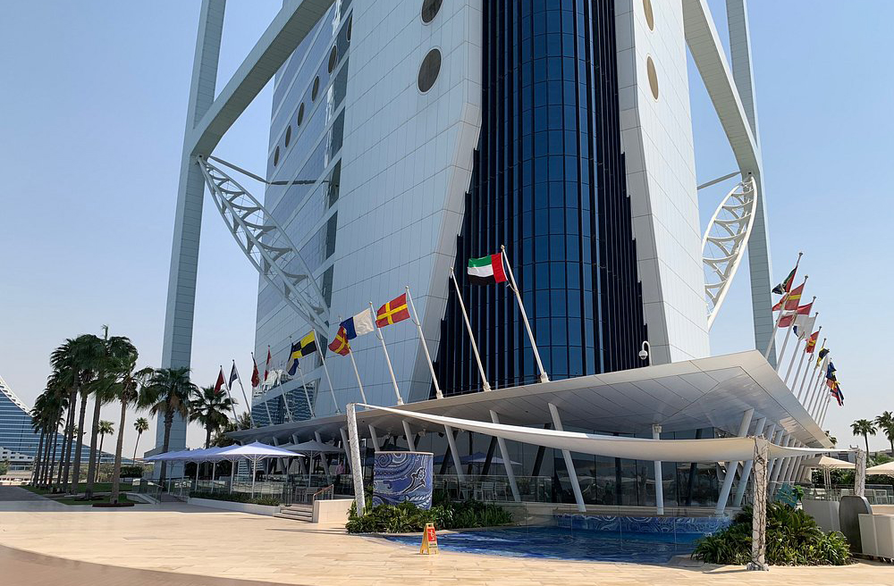 A fachada dupla permite conforto tÃ©rmico inteligente, com ventilaÃ§Ã£o entre camadas e reduÃ§Ã£o do ganho de calor, complementada por um sistema de ar-condicionado eficiente. 
