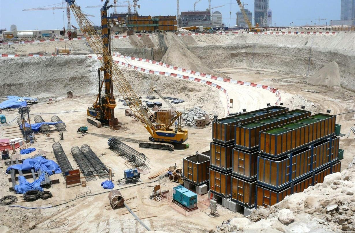 Inaugurado em 1999, o Burj Al Arab exigiu três anos só para formar a ilha com pedras e concreto, garantindo uma fundação estável em mar aberto para sustentar sua estrutura monumental.
