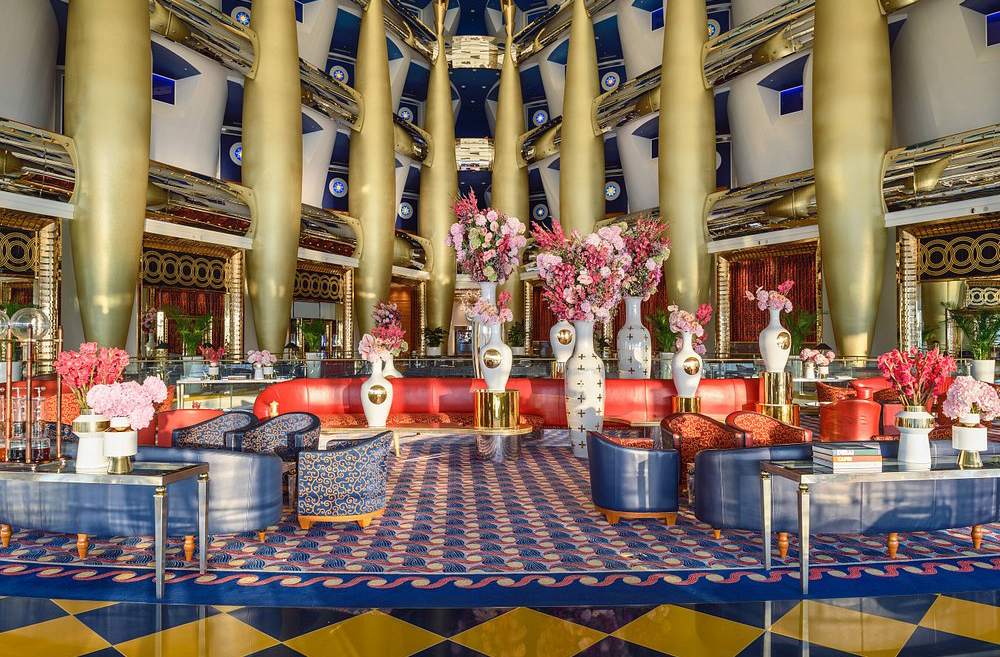 O átrio central mede 180 metros de altura, envolto por colunas revestidas de ouro 22 quilates, mármores italianos e mosaicos árabes.