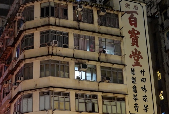 Organizações sociais pedem reformas estruturais e subsídios habitacionais, mas, por ora, os apartamentos-caixão continuam se multiplicando.