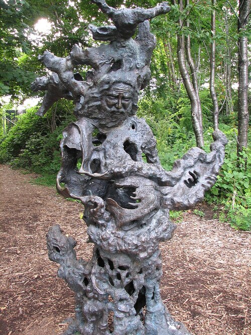 Jerry Garcia liderou o Grateful Dead, banda símbolo da contracultura dos anos 1960 e do rock psicodélico. Na foto, uma estátua dele, bem esquisita, que fica no Laurelwood Park, em Portland, no estado do Oregon, Estados Unidos. Uma escultura em tamanho real de bronze, com o músico sentado e expressão caricatural.
