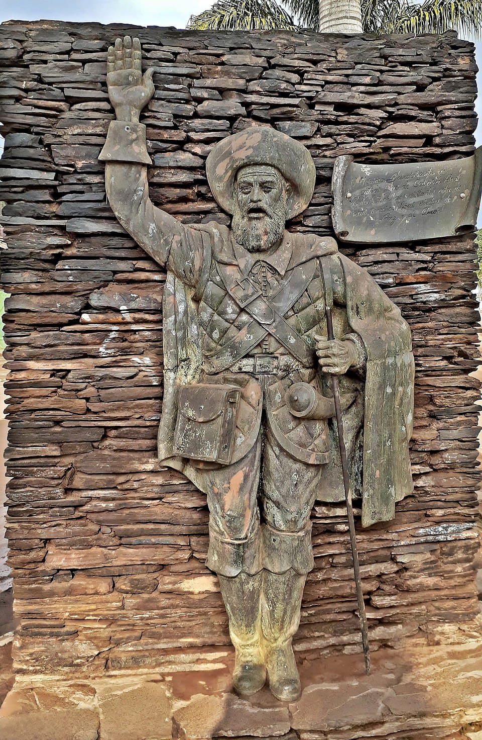 <p>Antes da chegada dos colonizadores, a região era habitada por índios da tribo Carijós, os primeiros moradores conhecidos dessas terras. Um dos marcos iniciais da cidade aconteceu com a passagem da bandeira liderada por Borba Gato (foto), Miguel Garcia de Almeida Cunha e Manuel Garcia.</p>
