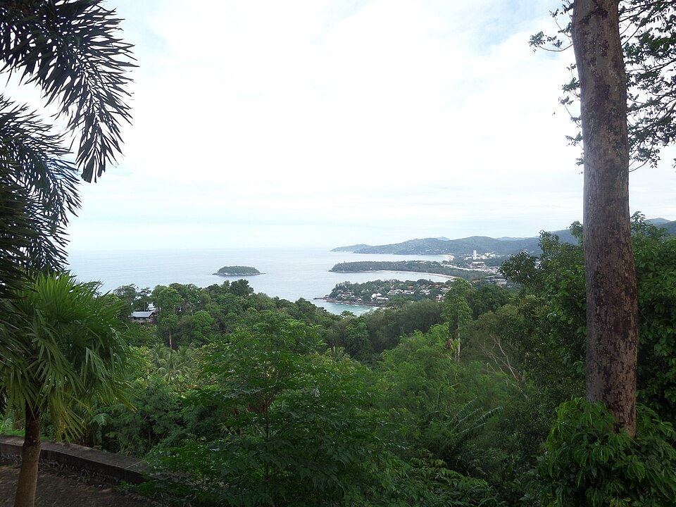 16º - Phuket - Tailândia - ilha montanhosa e densamente florestada, conhecida por suas praias de areia na costa oeste, belezas naturais e atrações turísticas.