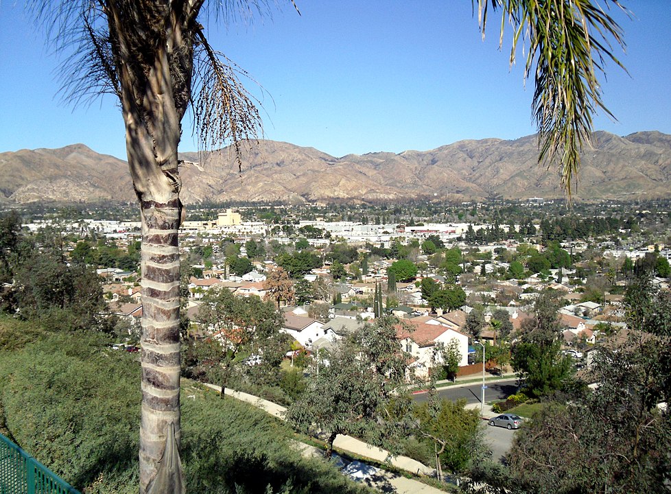 Sylmar é um distrito ao norte de Los Angeles, conhecido por áreas residenciais tranquilas, clima seco e presença de ranchos. A região também abriga parques, centros equestres e uma forte cultura ligada à vida rural dentro da metrópole.