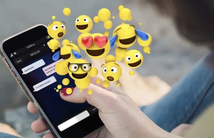 Adolescente escolhendo emojis no celular – Divulgação/Adobe