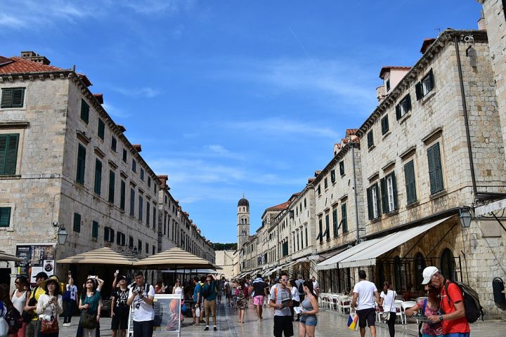 Entre os principais pontos turísticos estão a Stradun (rua principal), o Forte Lovrijenac, o Palácio do Reitor e a Catedral da Assunção da Virgem Maria.