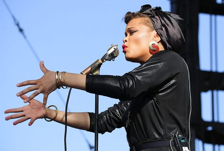 Em 2003, ela se formou em Performance Vocal na Escola de Artes Criativas e Performáticas de San Diego.