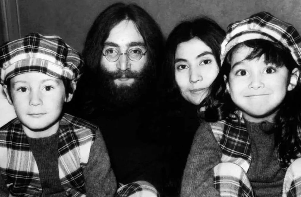 Interpretar Yoko Ono, portanto, é um desafio que exige sensibilidade e compreensão histórica. Figura complexa e influente na vida de John Lennon, com quem foi casada, Ono esteve ao lado dele em momentos marcantes, inclusive no trágico dia de seu assassinato, em 8/12/1980.
