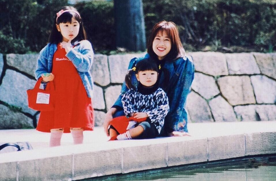 Anna foi criada entre as culturas japonesa e ocidental, o que moldou sua identidade multicultural. Essa vivência lhe garantiu fluência em inglês e japonês, além de ampliar sua sensibilidade artística. Com essa bagagem, desenvolveu uma visão criativa global que enriquece seu trabalho profissional.