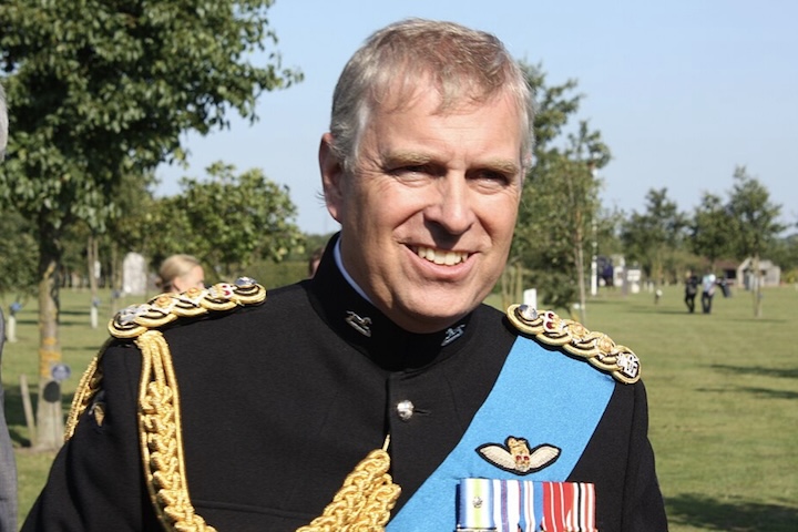 Andrew não contestou a decisão do irmão, que não altera sua certidão de nascimento nem tem efeito retroativo.