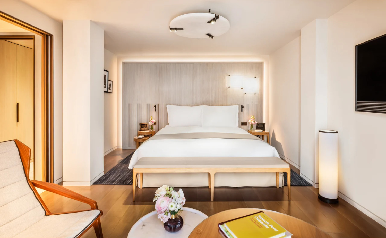 Outra opção é o apartamento Saint-Germain, concebido pelo cineasta Francis Ford Coppola, com diária de 7.910 euros (aproximadamente R$ 50 mil).