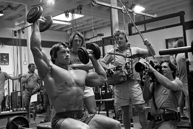 Arnold Schwarzenegger revela se se arrepende de treinos pesados para Mr. Olympia