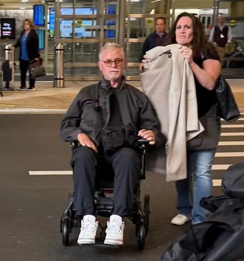 Ele foi flagrado no aeroporto de Washington, nos Estados Unidos, utilizando uma cadeira de rodas motorizada ao lado de uma assistente.