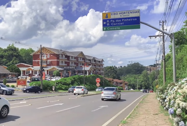 Como está fora da “área central” de Gramado, é indicado verificar transporte ou combinar com outros passeios próximos da Av. das Hortênsias.
