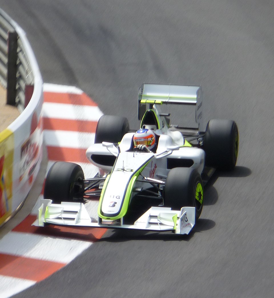 A Brawn GP, que surgiu após a saída da Honda, surpreendeu o mundo ao dominar a temporada e superar potências como Renault e Ferrari. Button somou 95 pontos, Sebastian Vettel fez 84, e Barrichello terminou em terceiro com 77, garantindo seu nome entre os grandes da categoria.